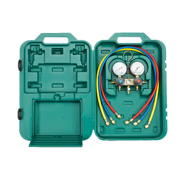 A Refco 2-way manifold set (BM2-3-DS-CLIM) in an open green plastic case, featuring two Bourdon-type pressure gauges with bar and psi scales, three colour-coded charging hoses (blue, red, yellow) of 1/4" SAE, and two additional hoses (blue, red) of 5/16" 