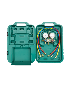 A Refco 2-way manifold set (BM2-3-DS-CLIM) in an open green plastic case, featuring two Bourdon-type pressure gauges with bar and psi scales, three colour-coded charging hoses (blue, red, yellow) of 1/4" SAE, and two additional hoses (blue, red) of 5/16" 