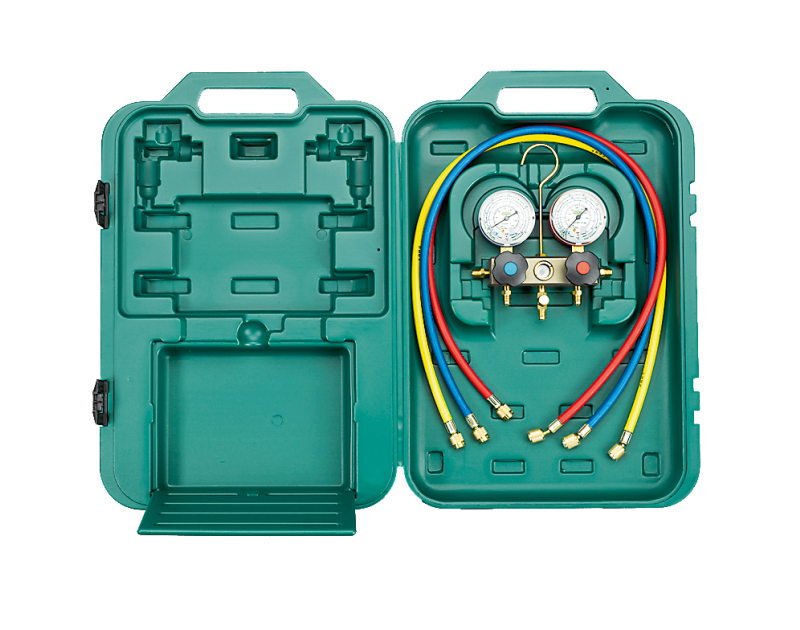 A Refco 2-way manifold set (BM2-3-DS-CLIM) in an open green plastic case, featuring two Bourdon-type pressure gauges with bar and psi scales, three colour-coded charging hoses (blue, red, yellow) of 1/4" SAE, and two additional hoses (blue, red) of 5/16" 